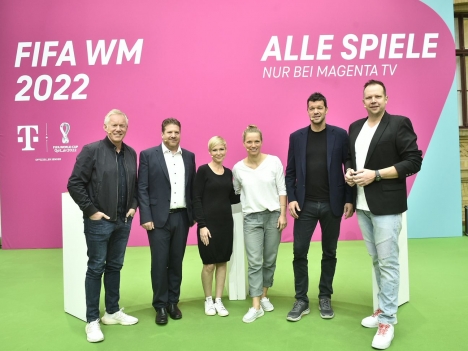 Das Magenta-TV-Team zur WM 2022: (v.l.) Johannes B. Kerner, Arnim Butzen, Anett Sattler, Tabea Kemme, Michael Ballack und Wolff Fuss - Foto: Deutsche Telekom